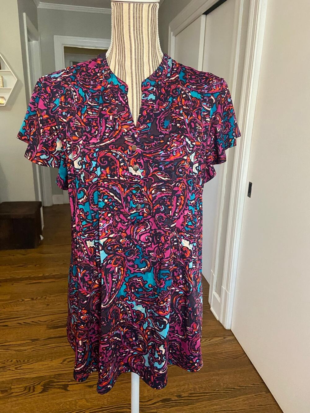 Ava & Grace purple multi print flutter sleeve knit top w/ silvertone buttons